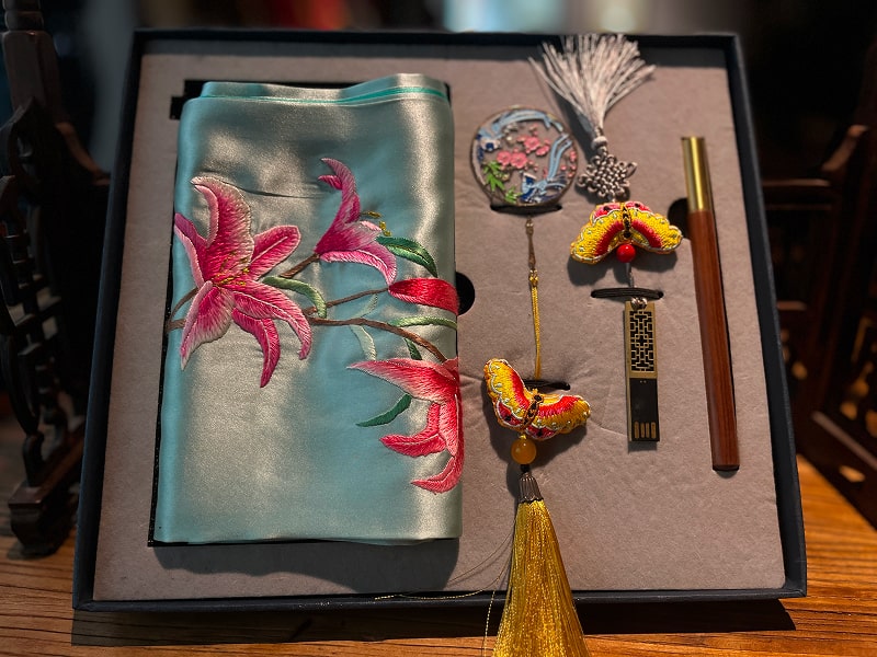 非遗真丝刺绣围巾